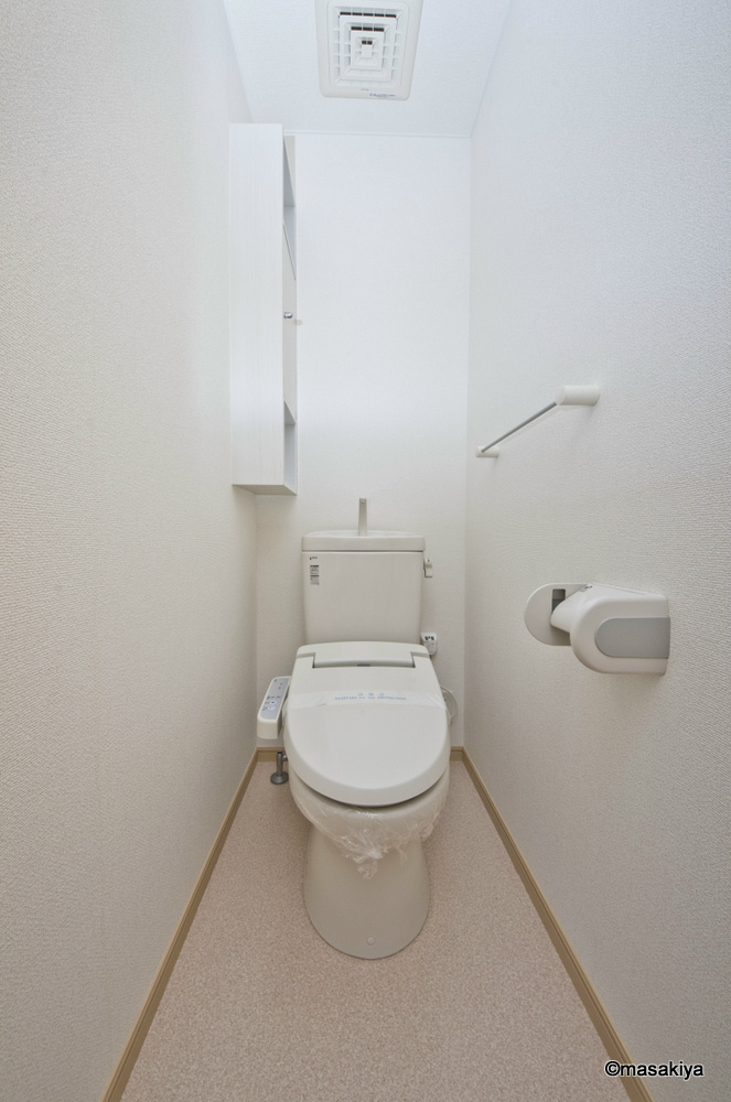 トイレ　トイレ　ウォシュレット付き。