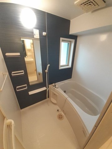 バス・シャワールーム　追い焚き機能付きのお風呂です♪