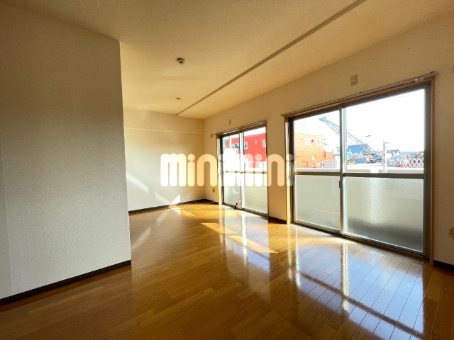 玄関　玄関スペースに下駄箱完備しています。