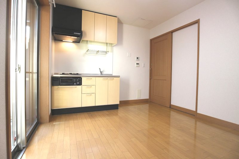 居室・リビング　システムキッチンの広々リビング☆