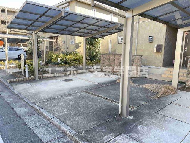 駐車場　屋根付き駐車場無料