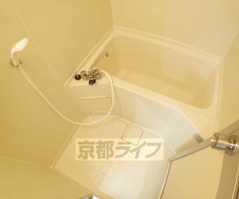 バス・シャワールーム　清潔感のあるバスルームです。