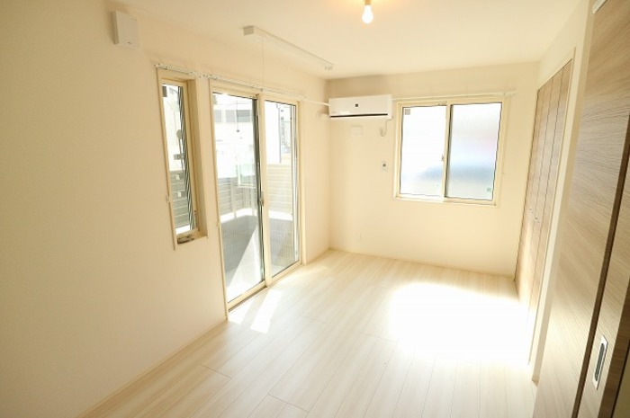 居室・リビング　２面採光で明るいお部屋です！エアコン付き！