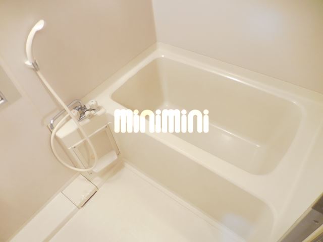 バス・シャワールーム　白で統一された独立したバスルーム♪