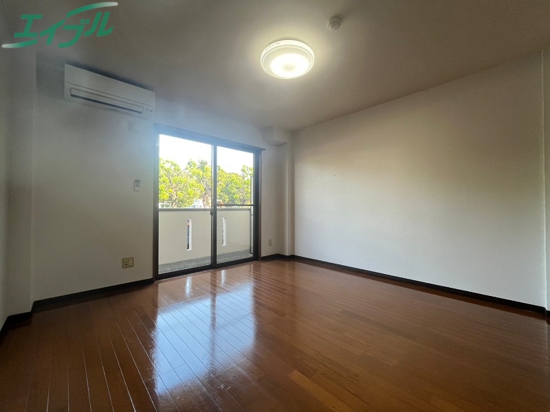 居室・リビング　同物件別室画像