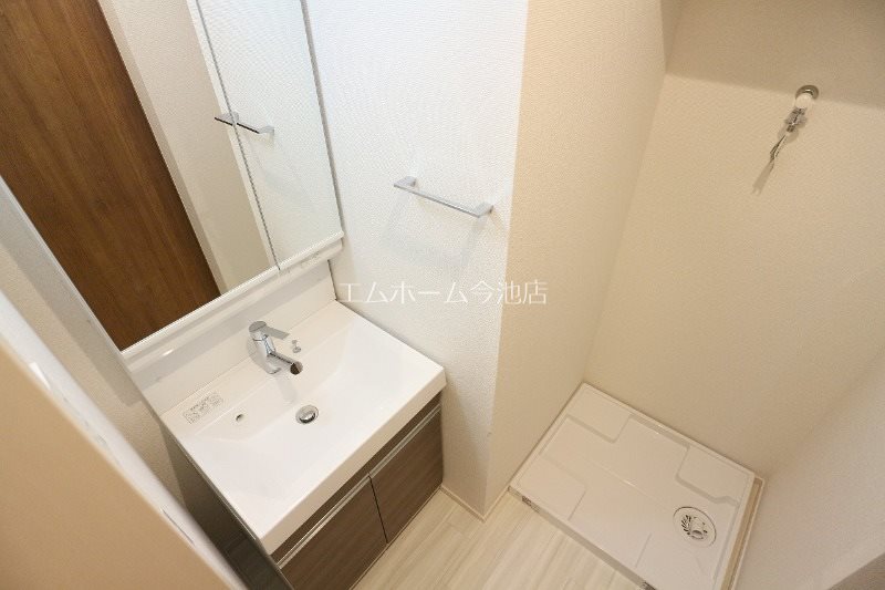 洗面設備　脱衣所　独立洗面台（シャンプードレッサー付）同仕様写真