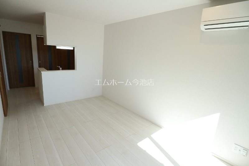 居室・リビング　LDK10.0帖　エアコン付　バルコニーに面しています　同仕