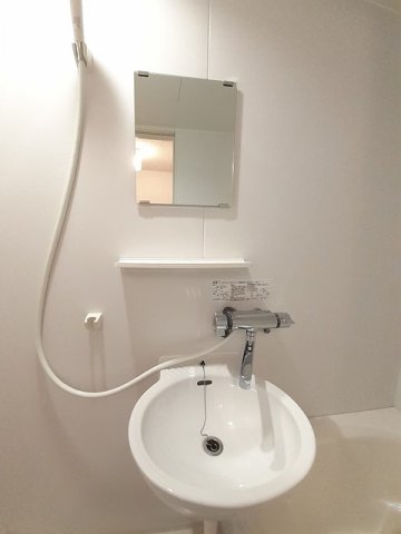 洗面設備　明るい洗面所です