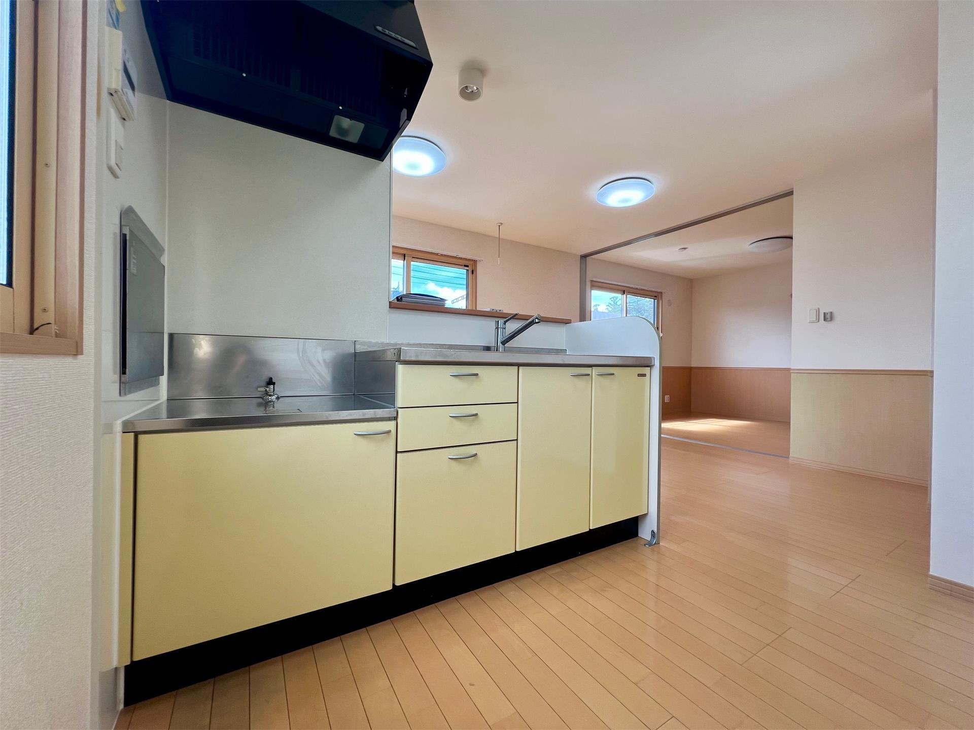 キッチン　同タイプ別室内（反転タイプ）