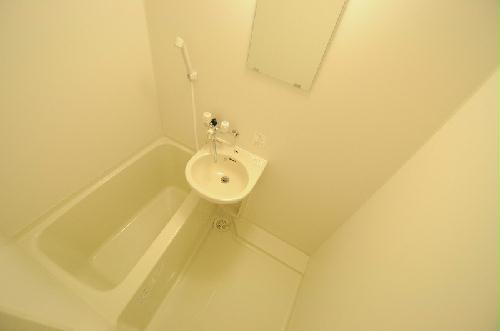 バス・シャワールーム　1Fはフローリング、２Ｆは絨毯