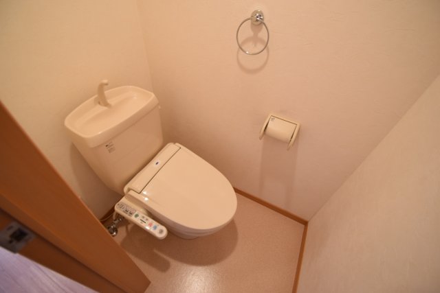 トイレ　シャワートイレです。