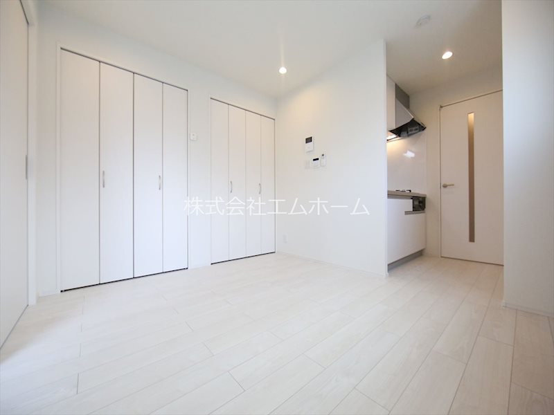 居室・リビング　ＬＤＫ8帖　クローゼット付　システムキッチン　エアコン完備