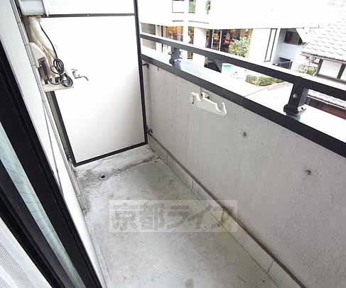 バルコニー　ベランダに洗濯機が置けます。