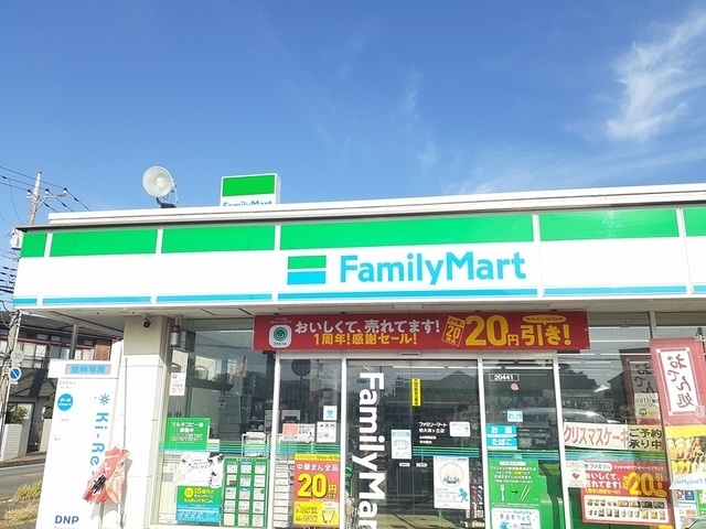 コンビニ　ファミリーマート（コンビニ）まで750m