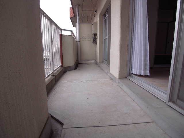 バルコニー　晴れた日の洗濯物はこちらへ