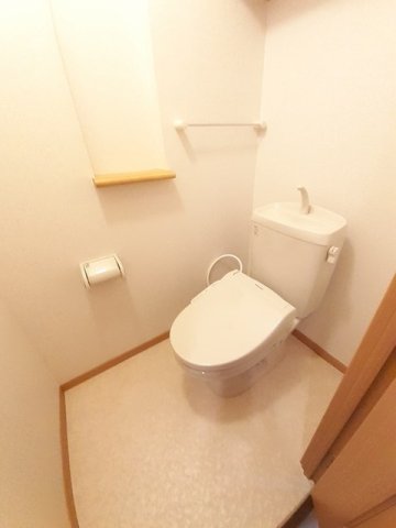 トイレ　落ち着いた色調のトイレです