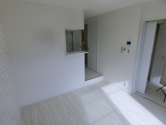 居室・リビング　白を基調とした明るいリビングダイニング