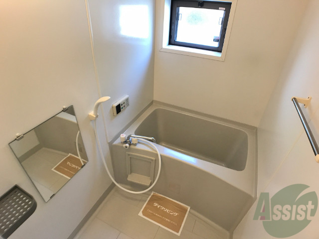 バス・シャワールーム　浴室はゆったりと浸かれるサイズ感になっていますね。