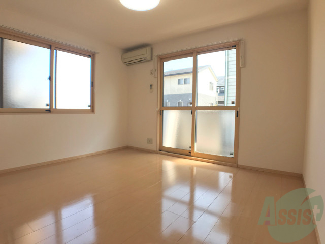 居室・リビング　リビングは日当たりもよく家族団らんできますね。