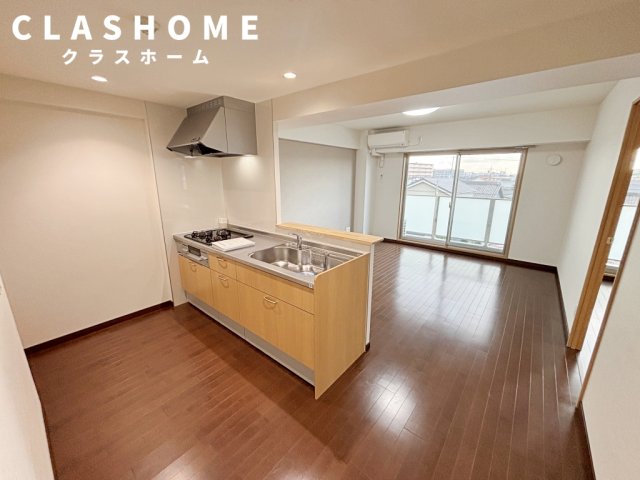 居室・リビング　同物件の別部屋になります。