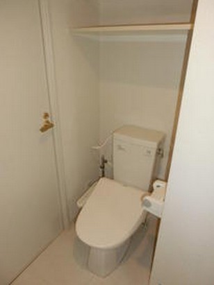 トイレ　温水洗浄便座付きトイレ。