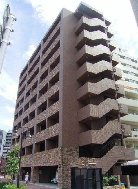 建物外観　鉄筋コンクリート造のがっちりとした建物。