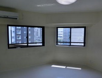 居室・リビング　二面採光のおしゃれなお部屋。