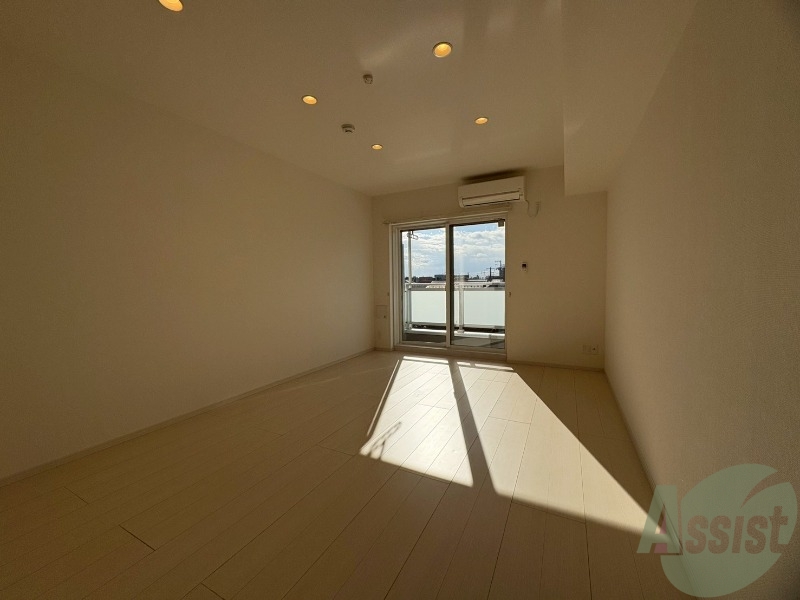 居室・リビング　９．０帖の洋室です。広々としており、陽当たり良好です。