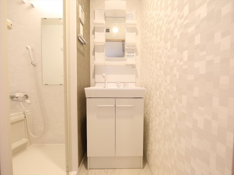 洗面設備　脱衣所　独立洗面台（シャンプードレッサー付）収納スペース有