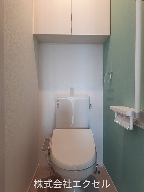 トイレ　温水洗浄便座です。