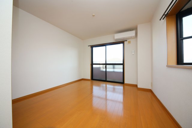 居室・リビング　別部屋反転間取りのお写真となります。