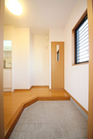 玄関　別部屋反転間取りのお写真となります。