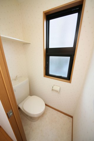 トイレ　別部屋反転間取りのお写真となります。