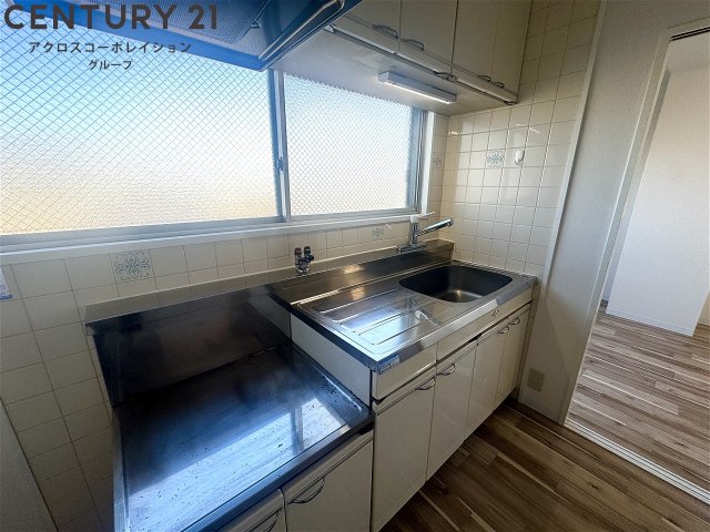 キッチン　窓付きキッチンで換気しやすくオススメ！