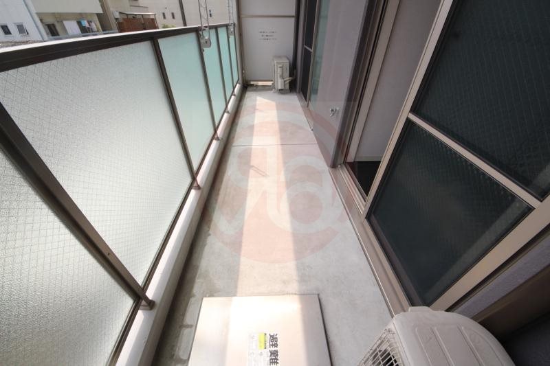 バルコニー　暖かな日差しのふりそそぐバルコニー