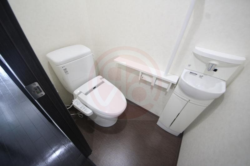 トイレ　落ち着いた色調のトイレです