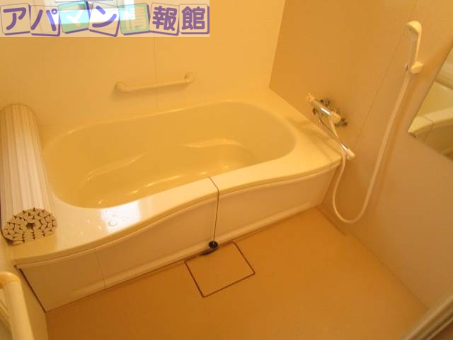 バス・シャワールーム　ゆったり一坪バスサイズ、窓付き