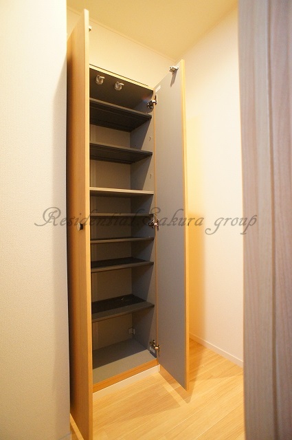 玄関　収納豊富なシューズボックスです♪