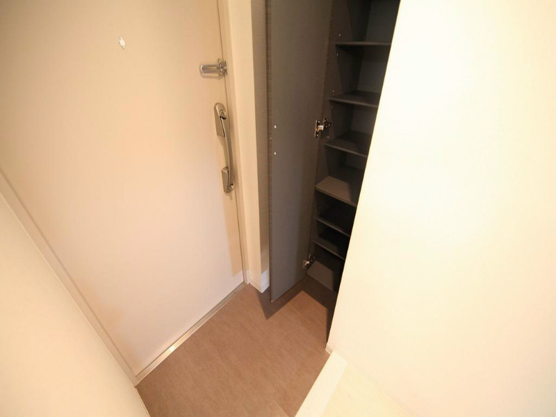 玄関　玄関　シューズボックス付（収納充実してます）