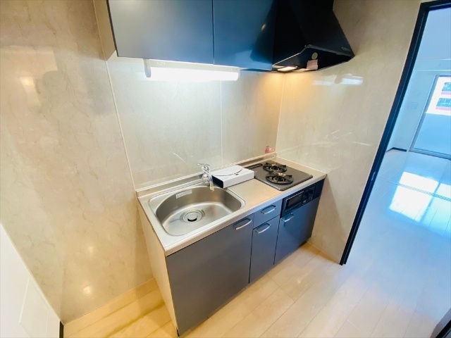 キッチン　同一建物内６０５号室内装写真転載