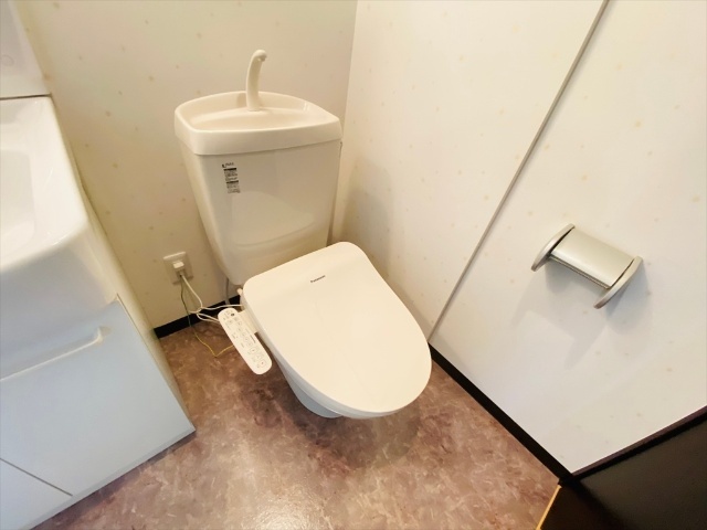 トイレ　同一建物内６０５号室内装写真転載