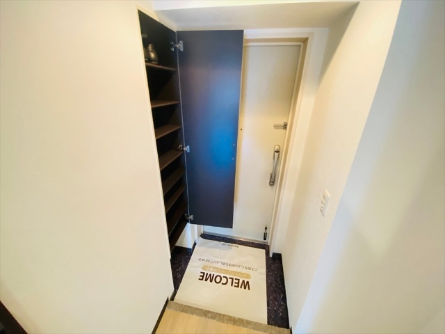 玄関　同一建物内６０５号室内装写真転載