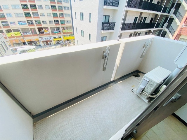 バルコニー　同一建物内６０５号室内装写真転載