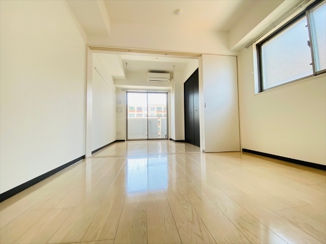 居室・リビング　同一建物内６０５号室内装写真転載