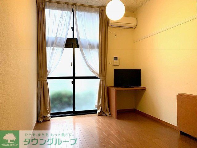 居室・リビング　備品は部屋ごとに異なります。１Ｆのみフローリング。