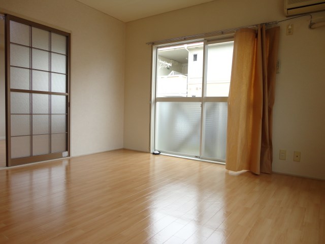 居室・リビング　写真は101号室です（参考）