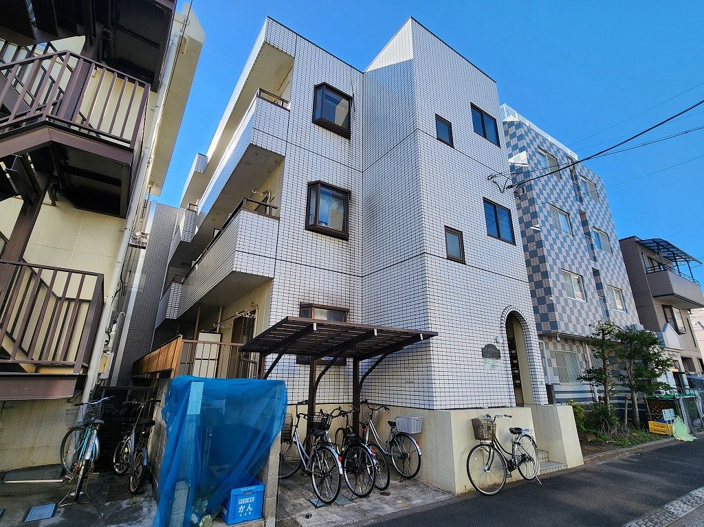 建物外観　グレイスコートワタナベ　１フロアー３世帯。静かな住環境。