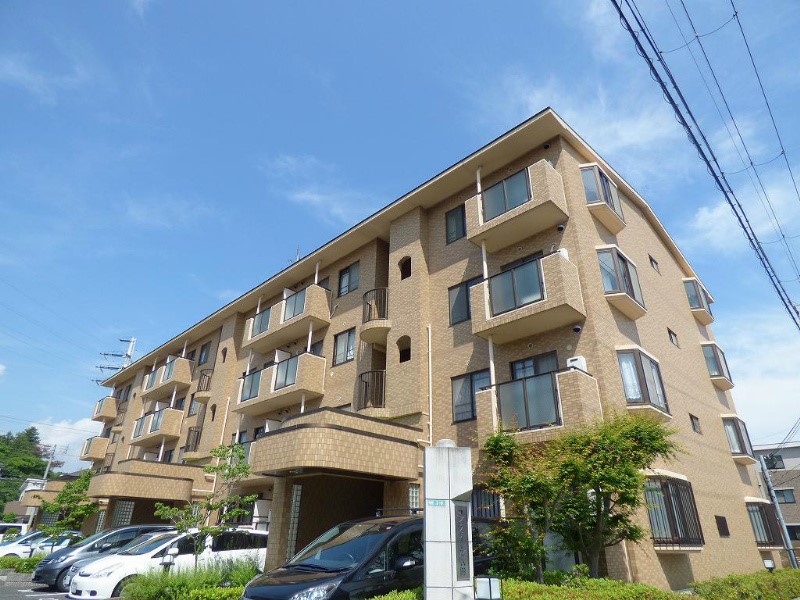 建物外観　敷地内駐車場5000円。