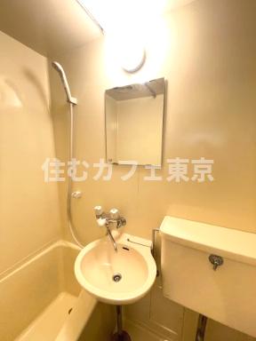 洗面設備　上部に鏡のある洗面台です※別部屋写真