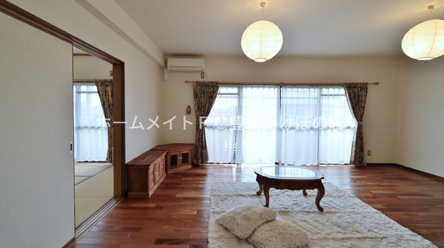 居室・リビング　同型別部屋写真（反転）